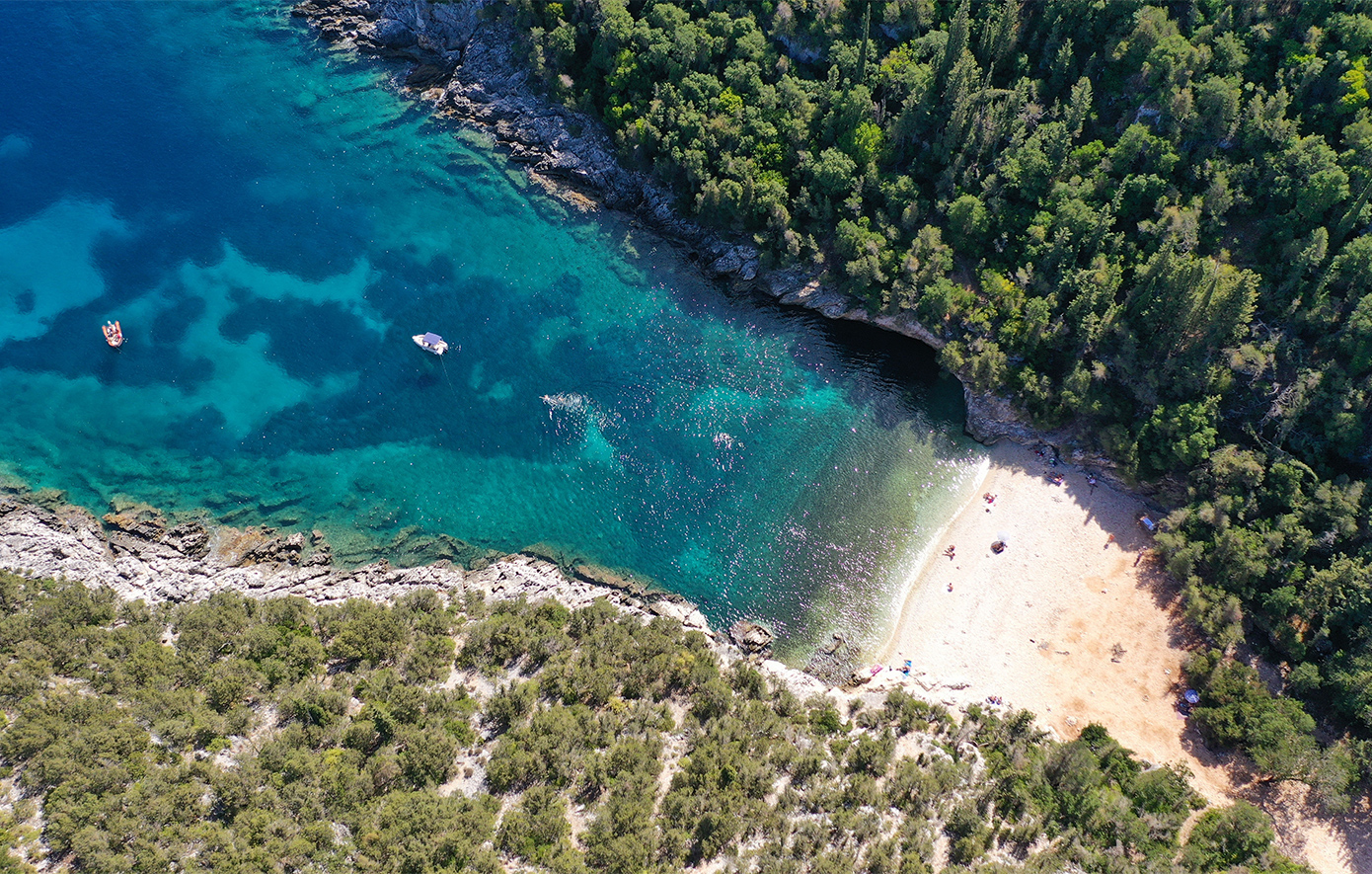 Το δροσερό «διαμάντι» της Κεφαλονιάς για βουτιές χωρίς πολυκοσμία
