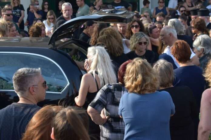 «Προάγεται στην αιωνιότητα των παιδικών μας αναμνήσεων» – Σπαραγμός στο σχολείο του 12χρονου που πνίγηκε στον Άραχθο