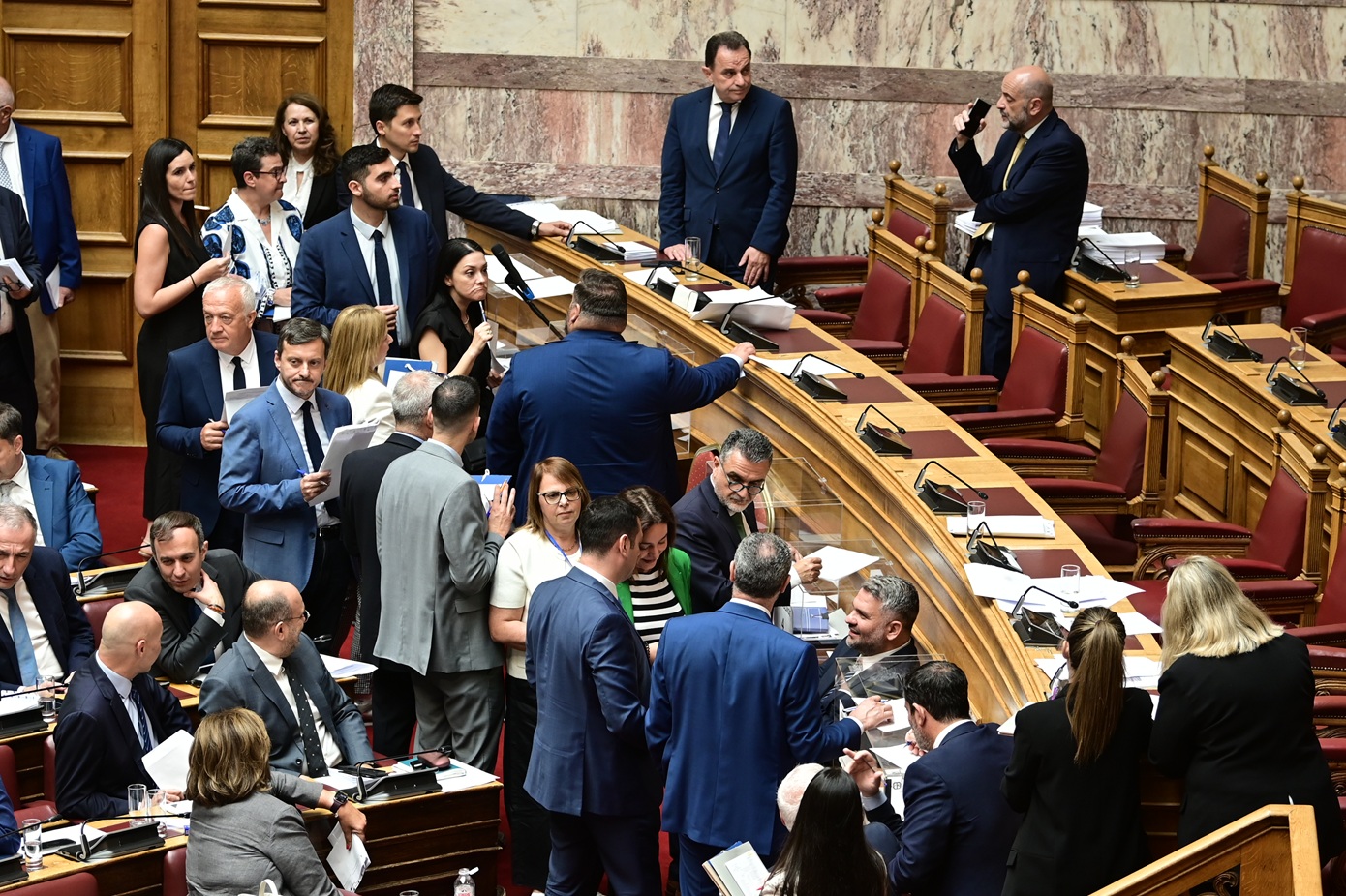 Θα βράζει σήμερα η Βουλή | Διαπραγματεύσεις με την αύρα του Τσίπρα | Oι αγορές του Πολέμη, οι παραγγελίες του Προκοπίου