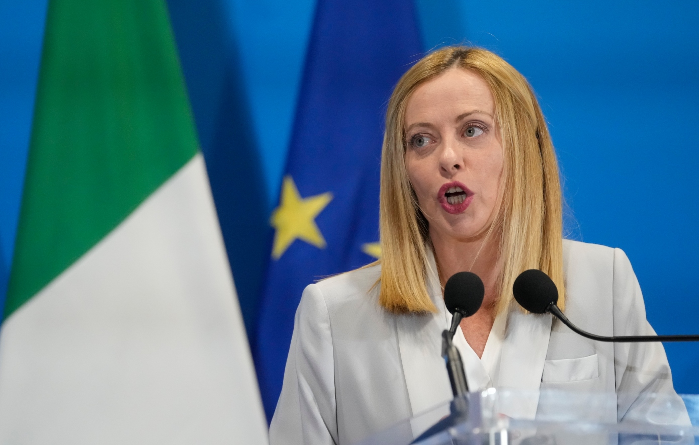 Η ΕΕ δικαιώνει τους Ιταλούς δικαστές στη διαμάχη με την κυβέρνηση Μελόνι για τη μεταφορά μεταναστών στην Αλβανία – Τι απαντά