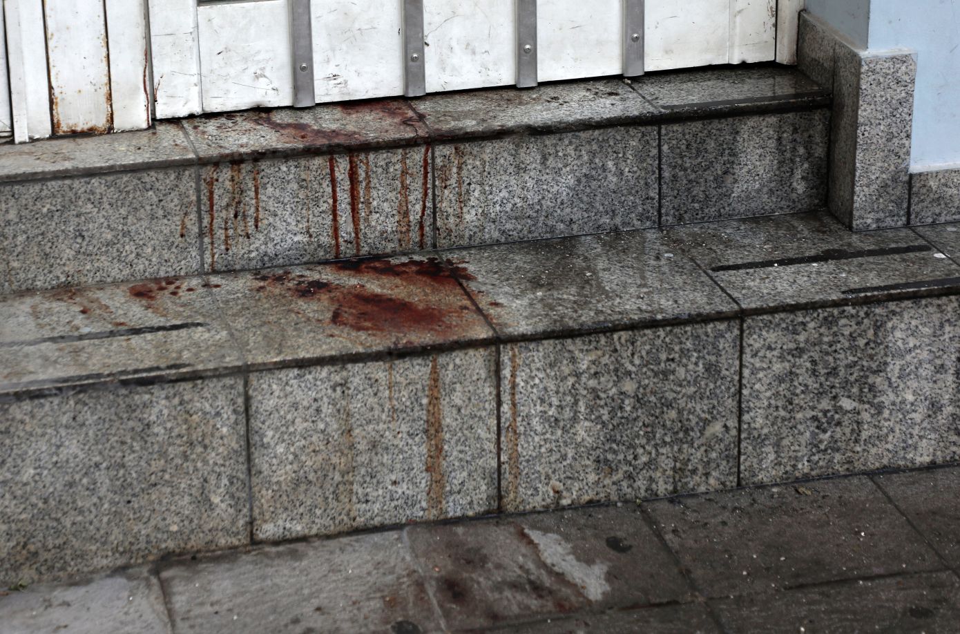 Χειροβομβίδα σε καφετέρια στον Άγιο Παντελεήμονα: Στο νοσοκομείο δύο Ρουμάνοι – Γιατί αναλαμβάνει την υπόθεση το Τμήμα Εκβιαστών