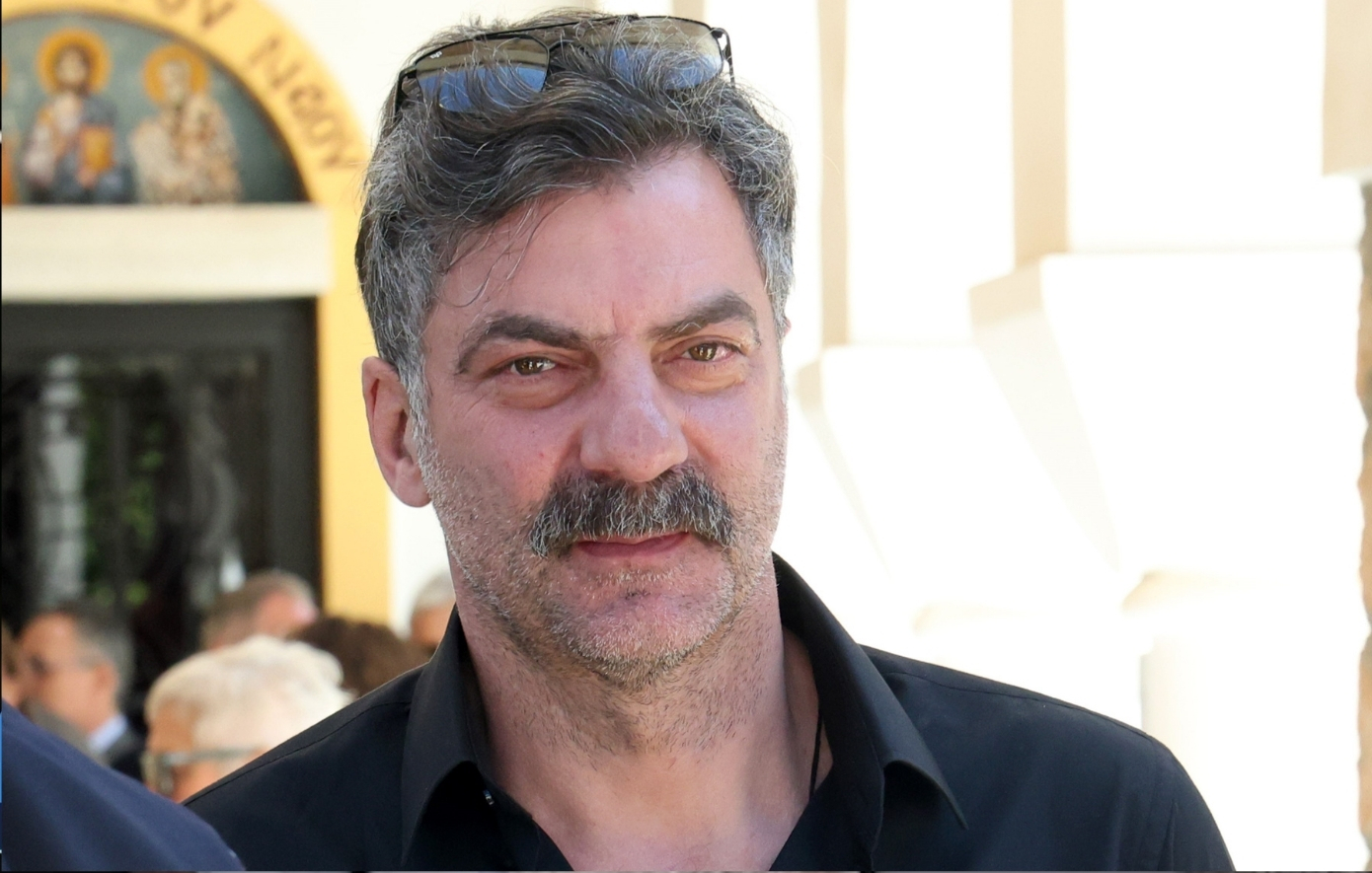 «Οι πιθανότητες να ξυπνήσει είναι 50 – 50 – Αφού η Παναγία τον έσωσε, θα τον επαναφέρει»: Συγκινεί ο πατέρας του Στάθη Μαντζώρου