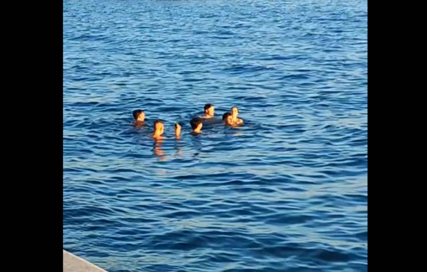 Νεαροί βούτηξαν στον Θερμαϊκό αφήνοντας άφωνους τους περαστικούς – Δείτε το βίντεο