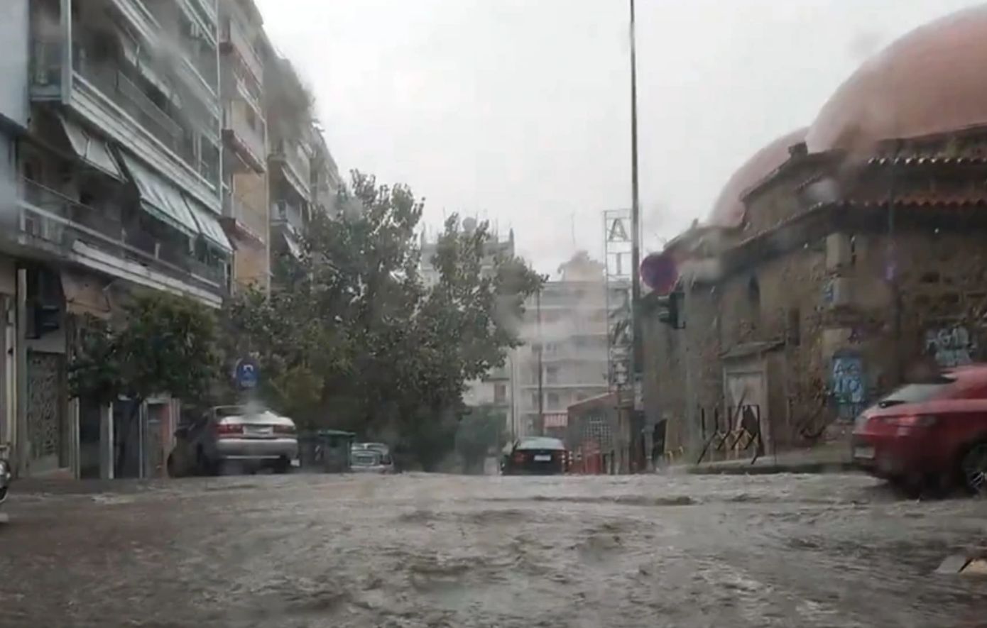 Ξεκίνησαν οι έντονες βροχοπτώσεις στη Βόρεια Ελλάδα – Σοβαρές ζημιές από ξαφνικό μπουρίνι σε Τρίκαλα και Μακεδονία