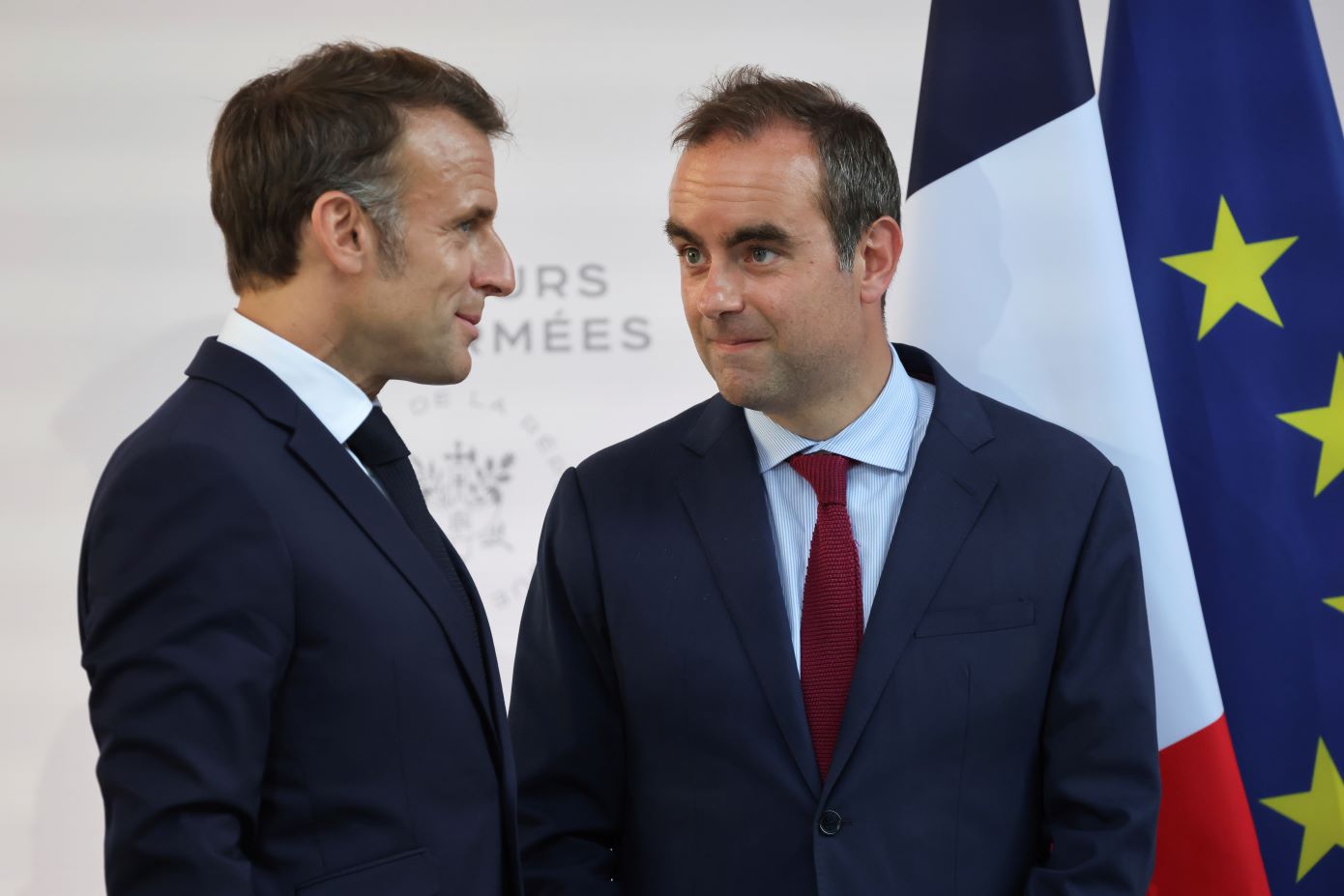 Σε ζώνη κινδύνου η Γαλλία μετά τη νέα υποβάθμιση του αξιόχρεου – Παραμένει σε υψηλά επίπεδα το spread των ομολόγων