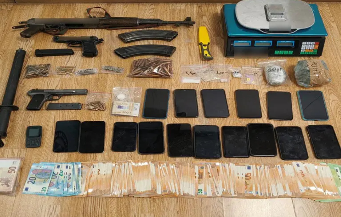 Εξαρθρώθηκε εγκληματική οργάνωση που διακινούσε ναρκωτικά με κέρδη 8 εκατ. ευρώ σε Αττική και Αρκαδία – Κατασχέθηκε ένας τόνος κάνναβης