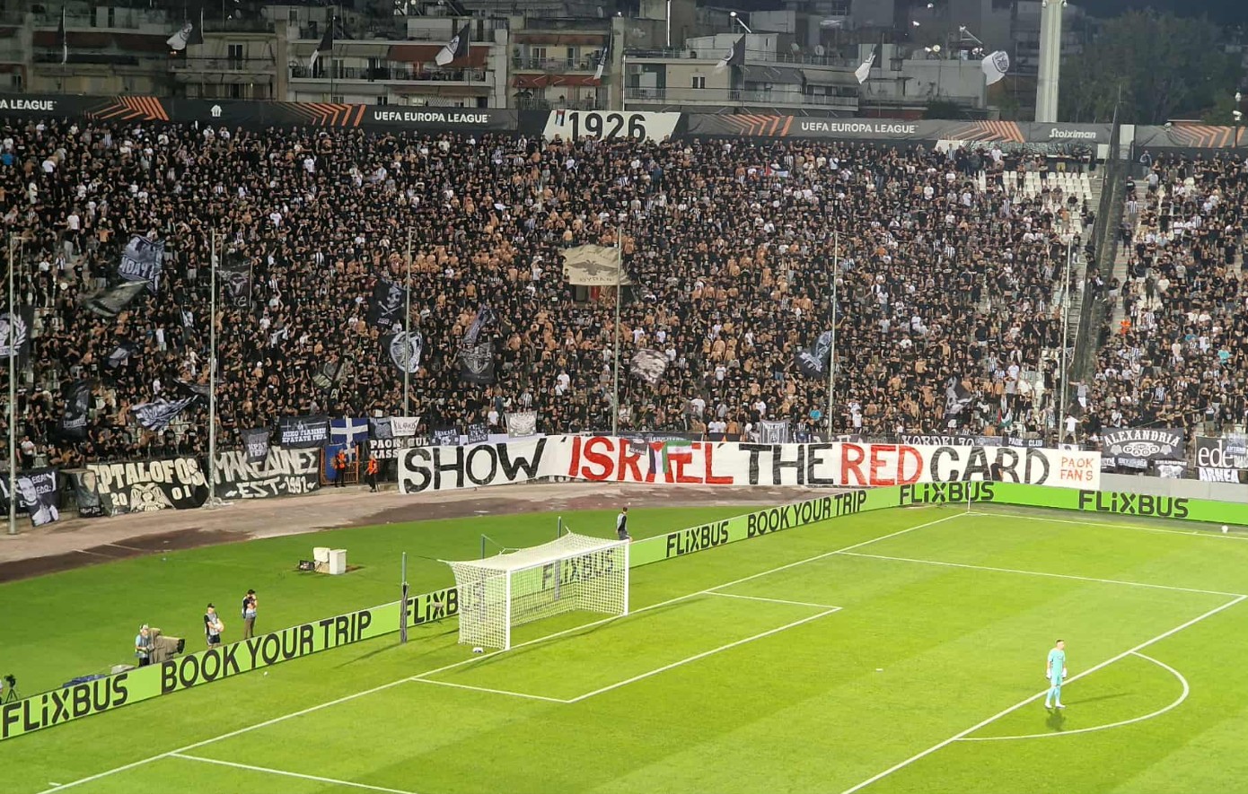 «Δείξτε κόκκινη κάρτα στο Ισραήλ» – Πανό των οπαδών του ΠΑΟΚ στο ματς με τη Μακάμπι Τελ Αβίβ