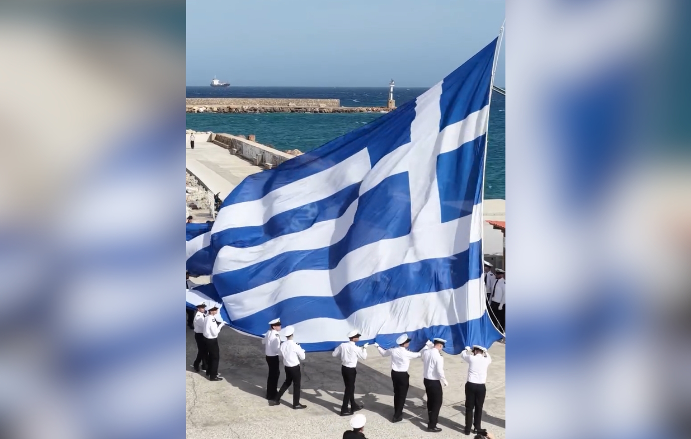 Δεσπόζει η τεράστια ελληνική σημαία στο λιμάνι της Χίου