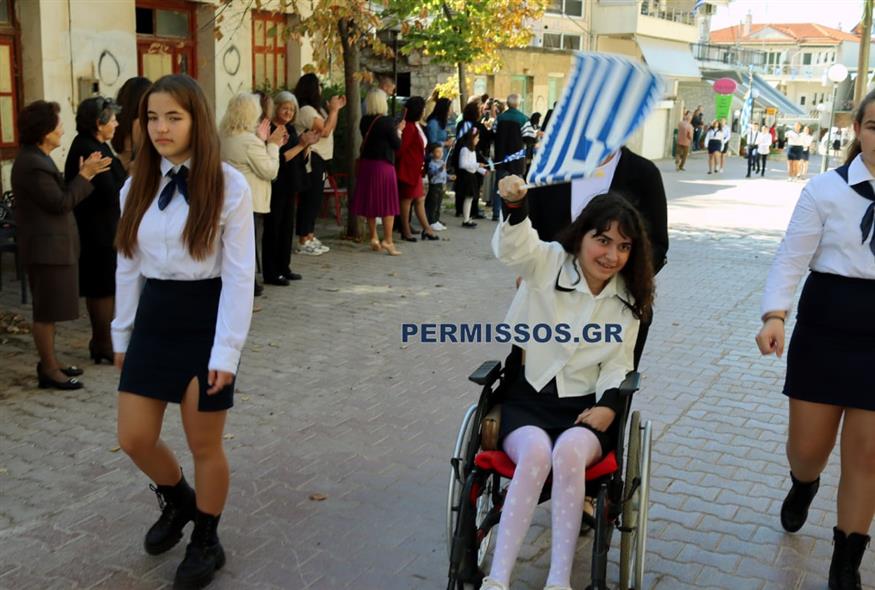 Η μικρή Αλεξία παρελαύνει έξι χρόνια μετά τον τραυματισμό της από αδέσποτη σφαίρα και δίνει μάθημα δύναμης και ελπίδας