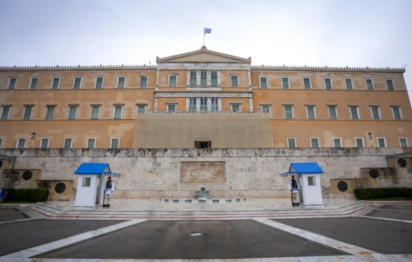 Υπουργείο Άμυνας για Άγνωστο Στρατιώτη: Αναθέτουμε την καθαριότητα του Μνημείου σε τρίτο μετά την άρνηση του Χάρη Δούκα