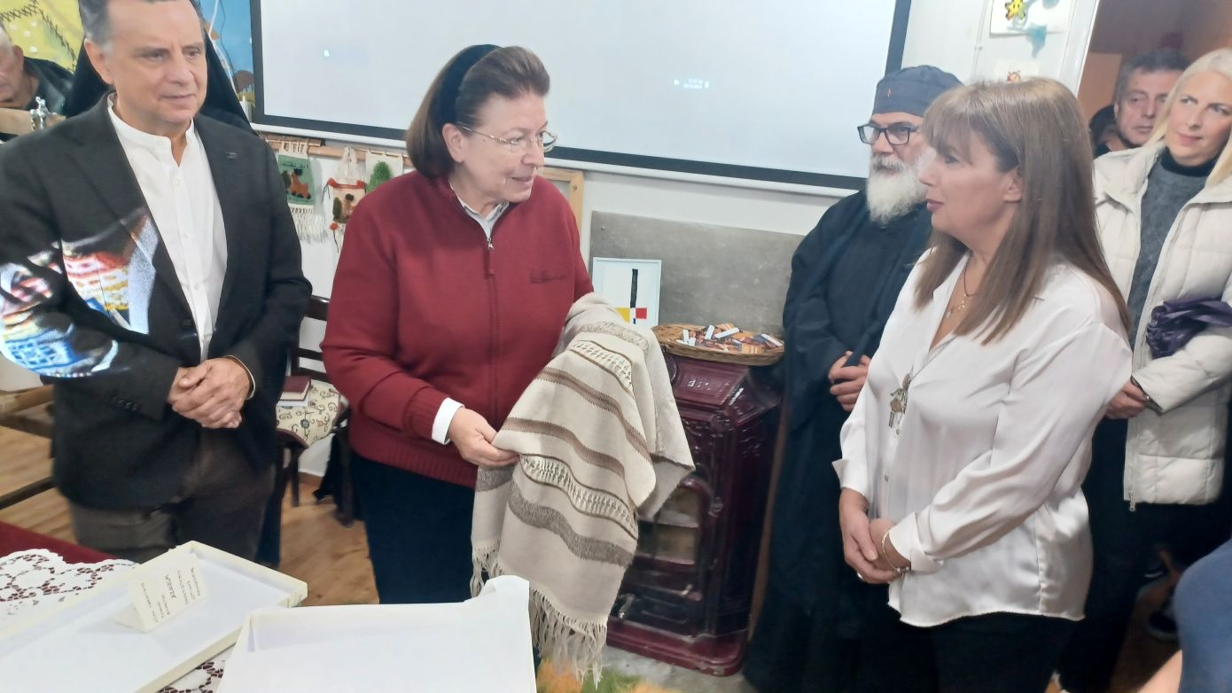 Η Λίνα Μενδώνη εγκαινίασε τη δομή υφαντικής τέχνης στη Βλάστη Εορδαίας – Σχέδιο αναβίωσης της παραδοσιακής χειροτεχνίας