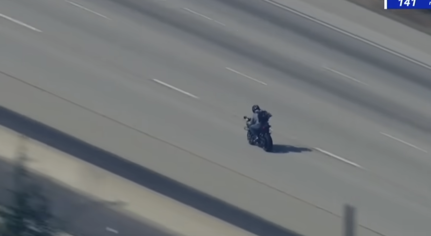 Καταδίωξη-θρίλερ στο Λος Άντζελες: Εκτός υπηρεσίας αστυνομικός «έριξε» μοτοσικλετιστή που είχε σκοτώσει συνάδελφό του