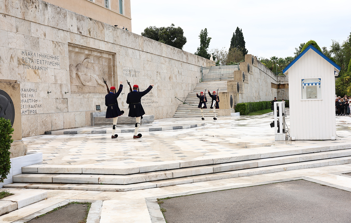 Κυβερνητικά στελέχη για Άγνωστο Στρατιώτη: Ο Χάρης Δούκας αναίρεσε τον εαυτό του, μέσα σε χρόνο ρεκόρ