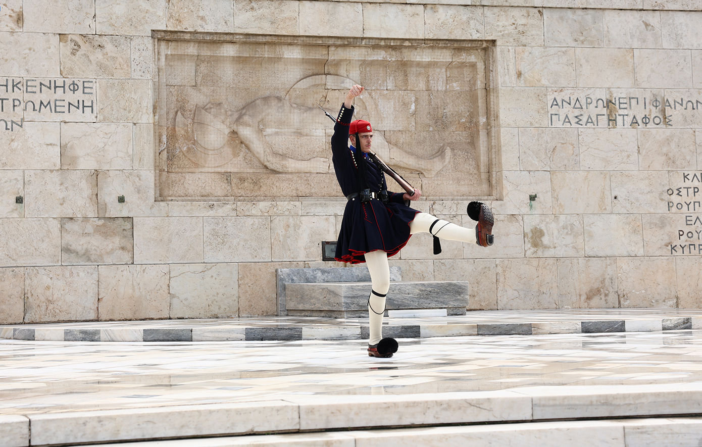 Κλιμακώνεται η κόντρα για τον Άγνωστο Στρατιώτη: Η απάντηση Δένδια μετά το «πάμε στα δικαστήρια» του Δούκα