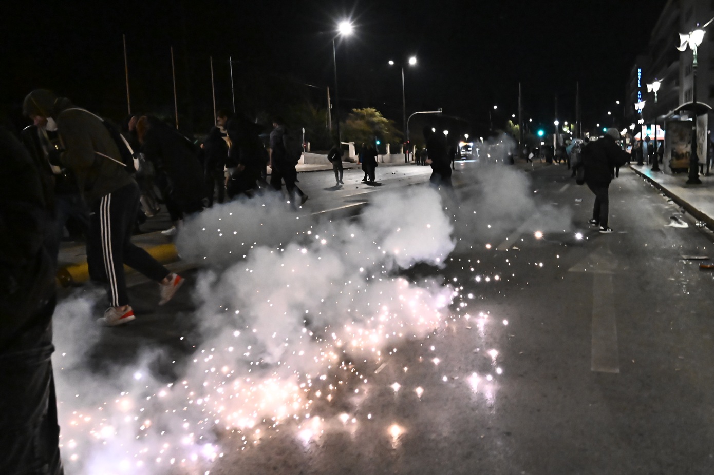 Επεισόδια στα Εξάρχεια: Κουκουλοφόροι επιτέθηκαν σε δυνάμεις των ΜΑΤ – Τέσσερις αστυνομικοί τραυματίες