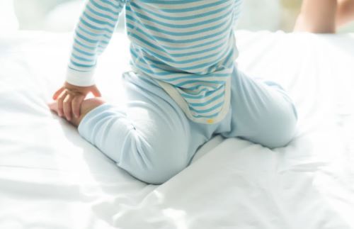 Το παιδί σου κάθεται σε στάση W; Πότε είναι φυσιολογική και πότε χρειάζεται προσοχή