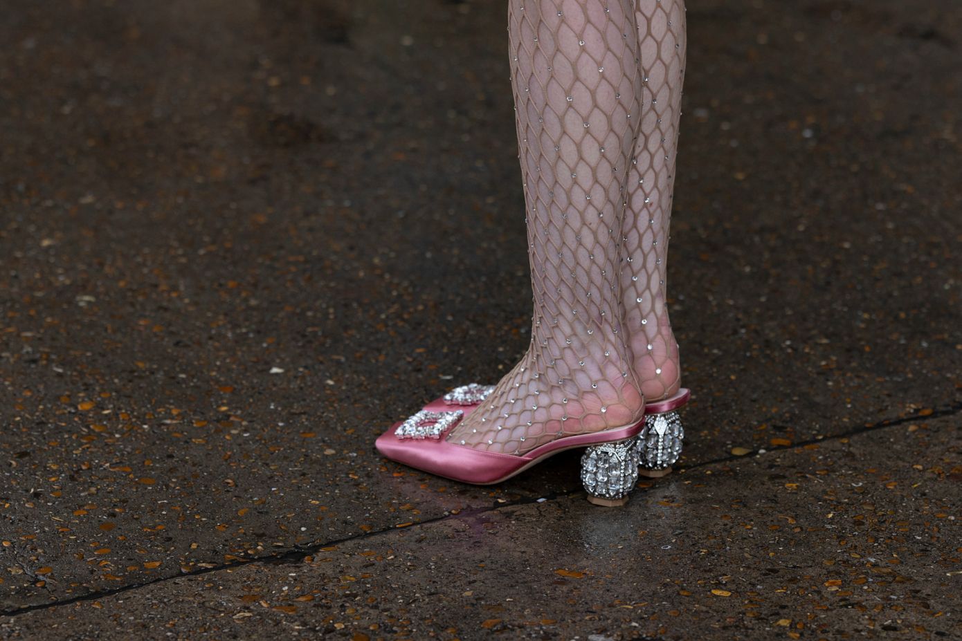 Ποιο χρώμα θα αντικαταστήσει το μαύρο στα καλσόν του φθινοπώρου;