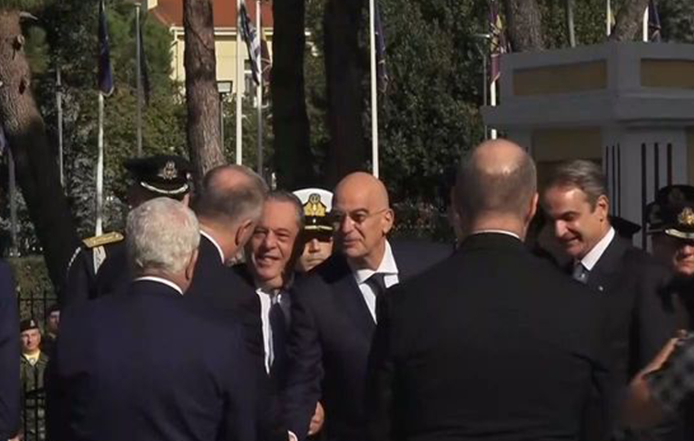Χειραψία Μητσοτάκη – Δένδια λίγο πριν τη στρατιωτική παρέλαση για την 28η Οκτωβρίου