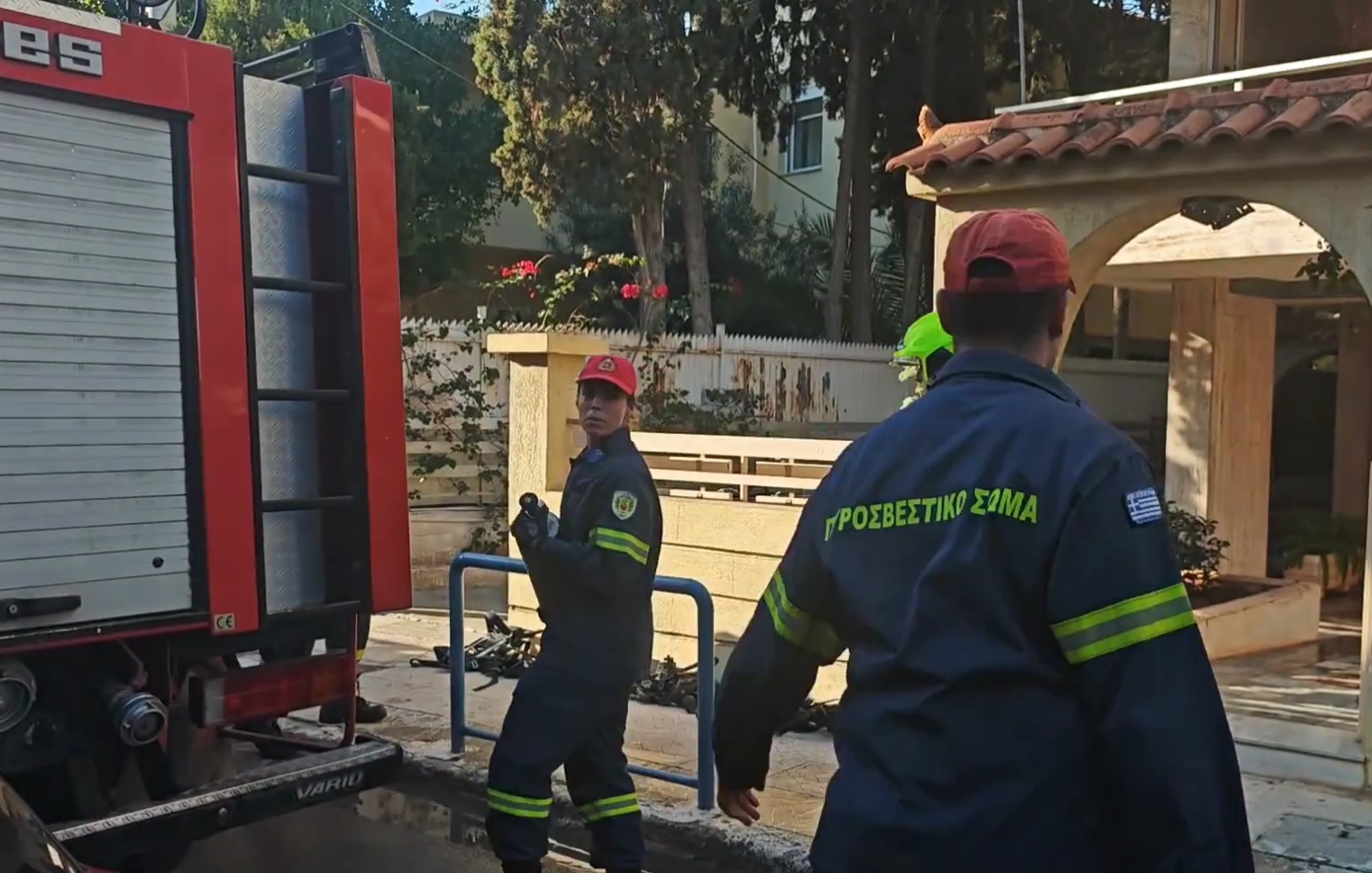 Ηρωική επέμβαση πυροσβεστών στο Παλαιό Φάληρο: «Έβγαλαν δύο ηλικιωμένους από τη φωτιά, ήρθαν σε τρία λεπτά»