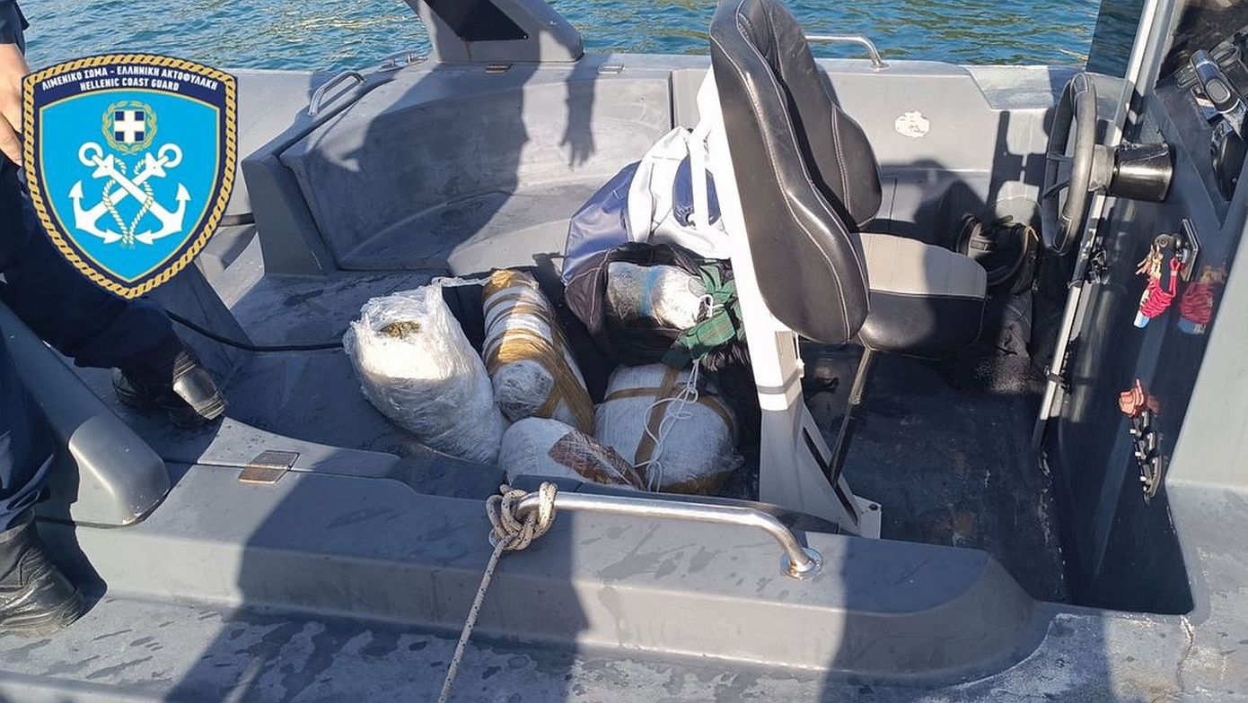Οι αρχές κατάσχεσαν πάνω από 135 κιλά ακατέργαστης κάνναβης από βυθισμένο σκάφος στην Ηγουμενίτσα – Συνελήφθη 50χρονος αλλοδαπός