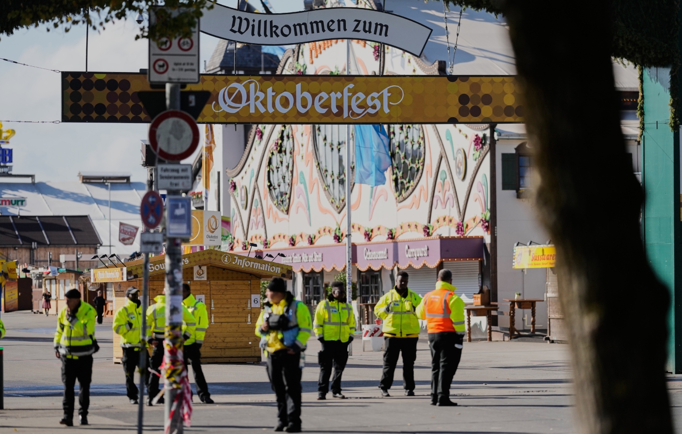 Έκλεισε το Oktoberfest στο Μόναχο μετά από απειλή για βόμβα – Σημειώθηκαν εκρήξεις και πυροβολισμοί