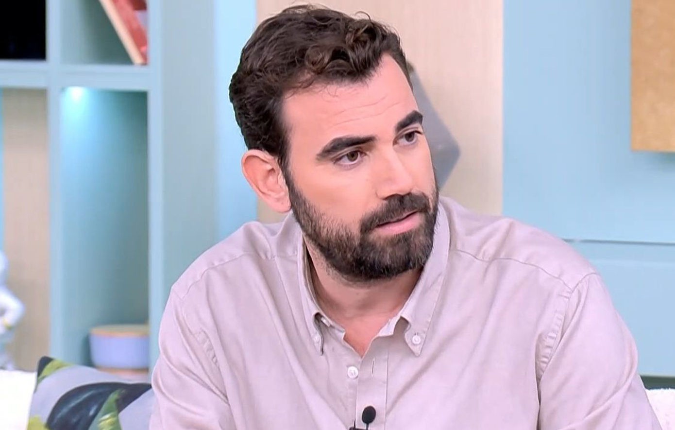 Ο Νίκος Πολυδερόπουλος για το πώς έμαθε ότι θα γίνει πατέρας: «Τη βλέπω να κλαίει και λέω κάτι έγινε»