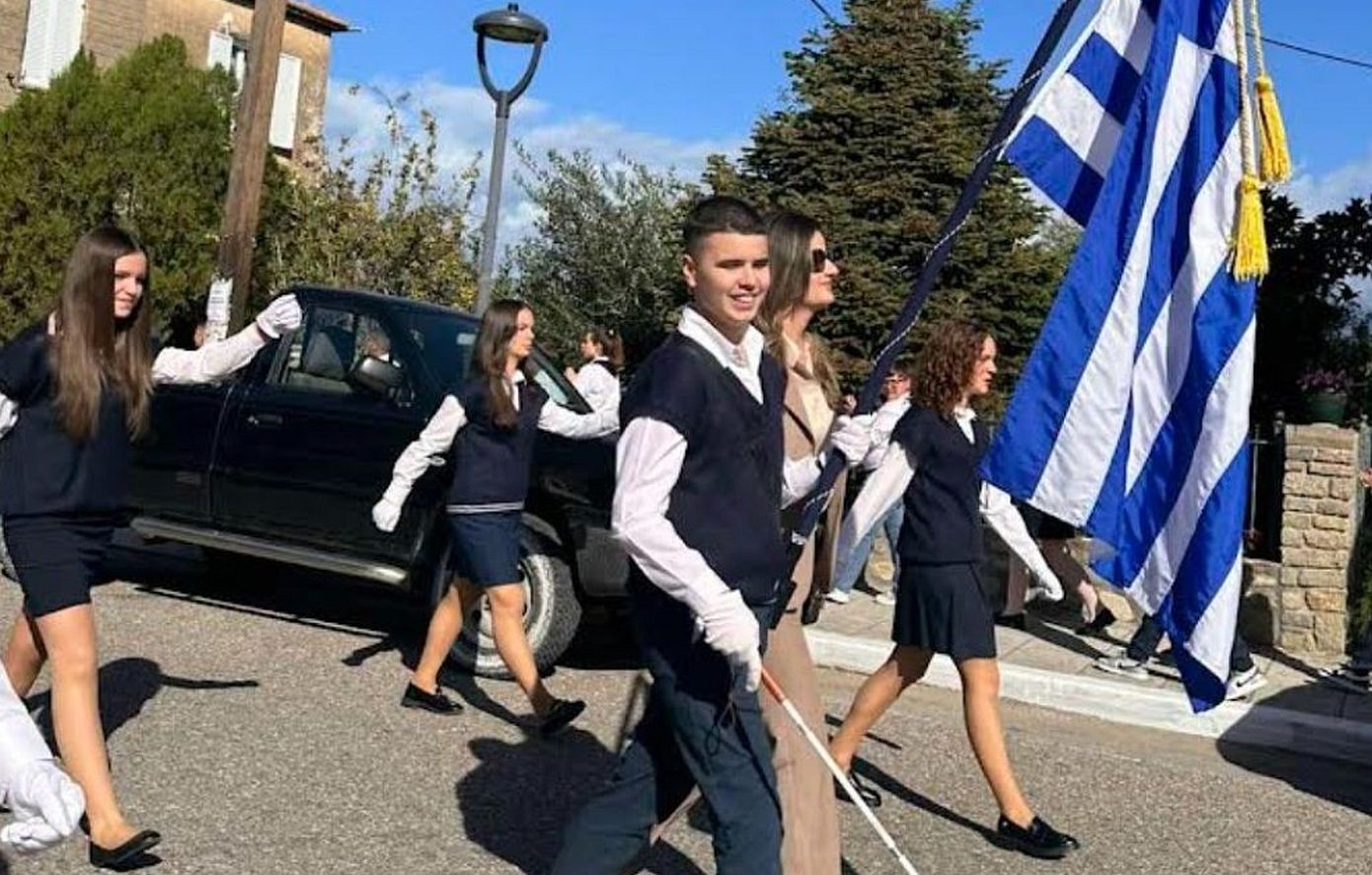 28η Οκτωβρίου: Περηφάνια και συγκίνηση για τον τυφλό σημαιοφόρο στη μαθητική παρέλαση στο Αγρίνιο