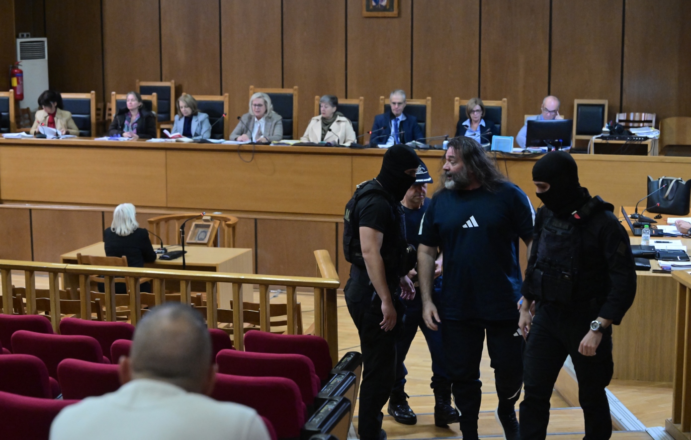 Δίκη Χρυσής Αυγής: Αρνείται τις κατηγορίες η Ελένη Ζαρούλια – Αποβλήθηκε από την αίθουσα ο Λαγός