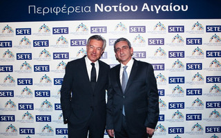 από αριστερά προς τα δεξιά κ. Ανδρέας Α. Ανδρεάδης - Πρόεδρος ΣΕΤΕ, κ. Γιώργος Χατζημάρκος - Περιφερειάρχης Νοτίου Αιγαίου
