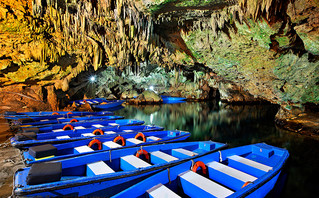 Βάρκες στο σπήλαιο Διρού στη Μάνη