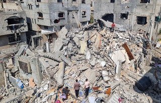 Παλαιστίνιοι στα κατεστραμμένα κτήρια στη Γάζα