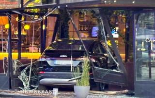 Αυτοκίνητο «μπήκε» σε καφετέρια στη λεωφόρο Συγγρού