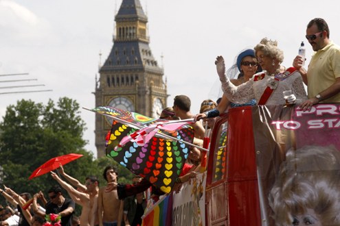 Gay pride&#8230; με την Κάιλι Μινόγκ