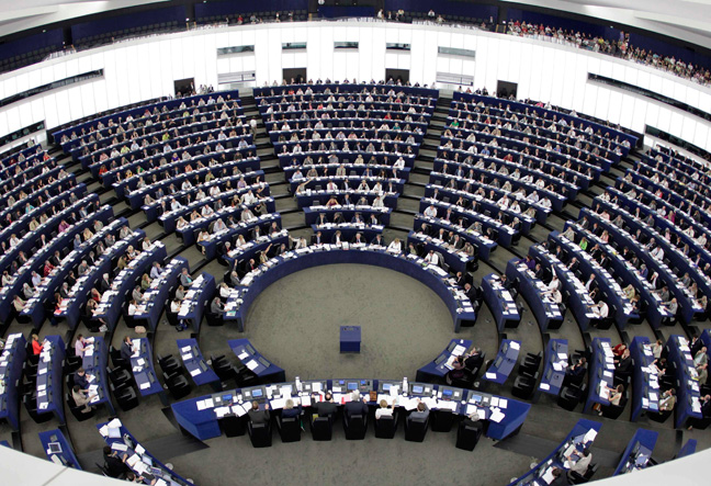 Σε ανοικτή μάχη για τη συγκρότηση ομάδας τα ευρωφοβικά κόμματα