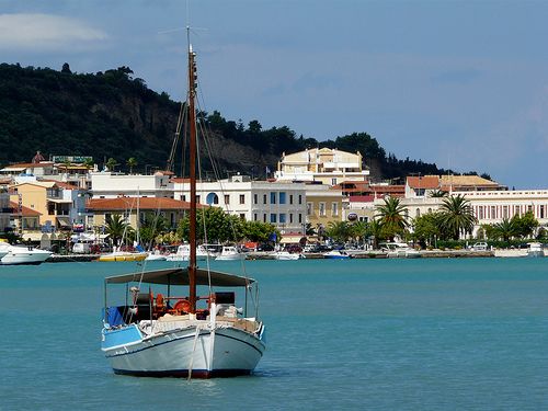 Εργαζόμενοι καταλαμβάνουν δημαρχείο