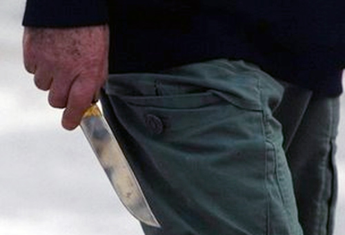 Βγάλανε μαχαίρια… για να λύσουν τις διαφορές τους
