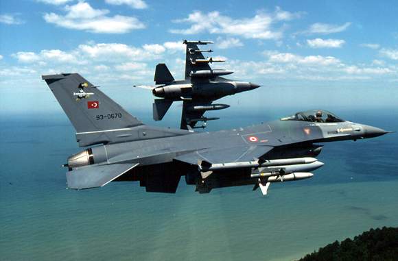 Τούρκικα F-16 πάνω από τους Φούρνους