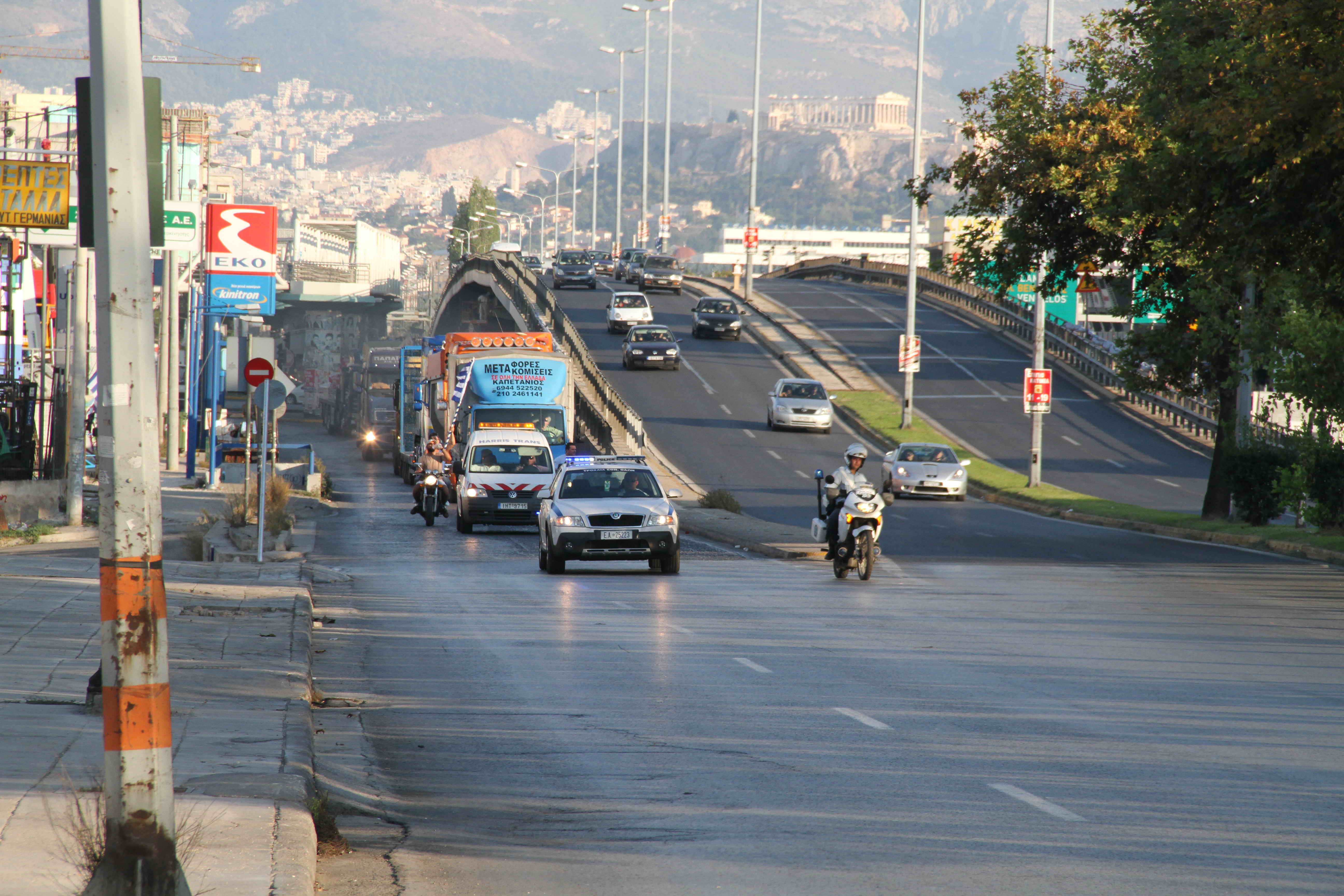 Στη Λεωφόρο Αθηνών η πομπή με τα φορτηγά