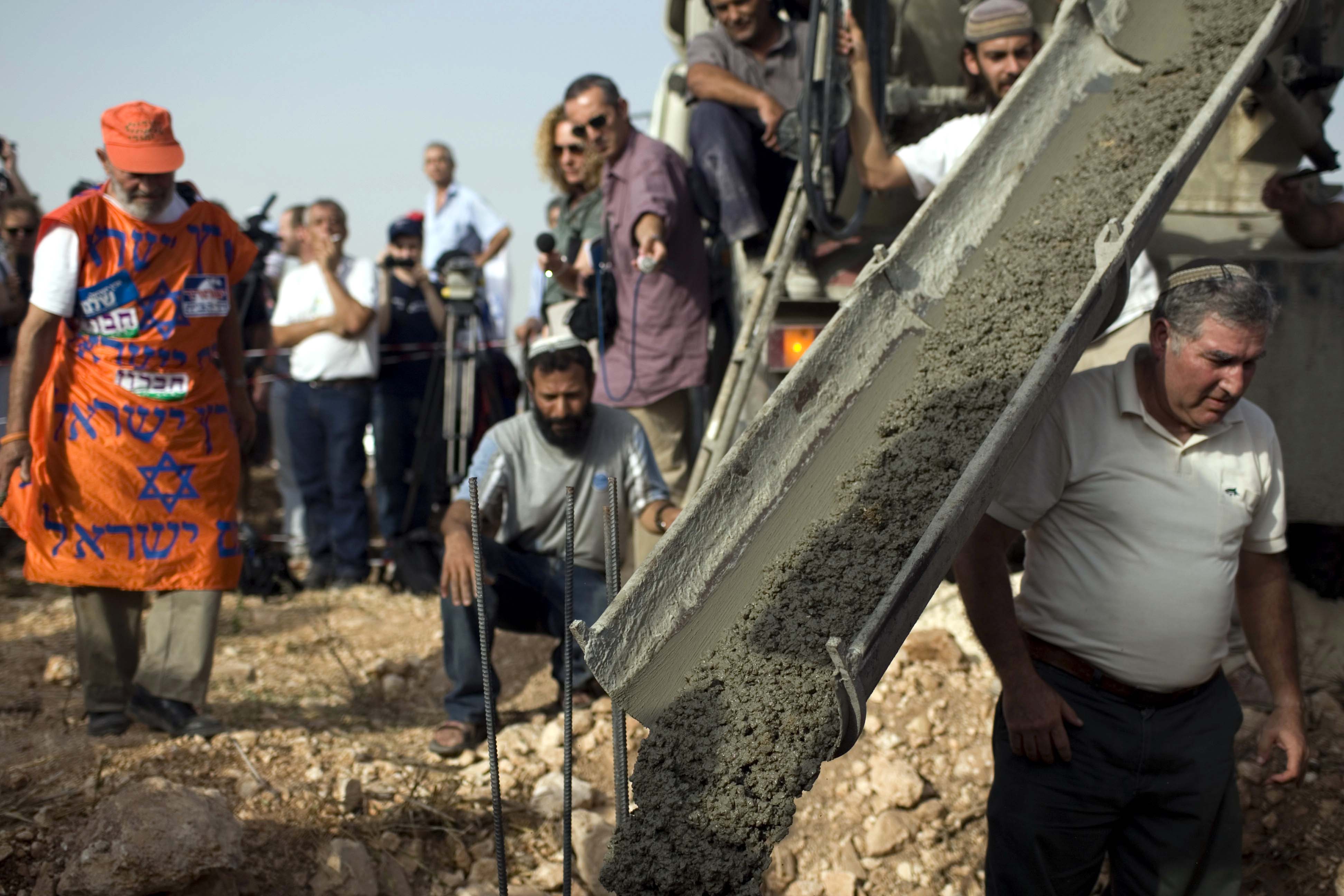 Εβραίοι βάζουν θεμέλιο λίθο στη Δυτική Όχθη
