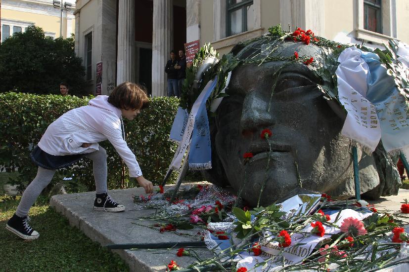 Πόσο πουλάνε το γαρύφαλλο στο Πολυτεχνείο;