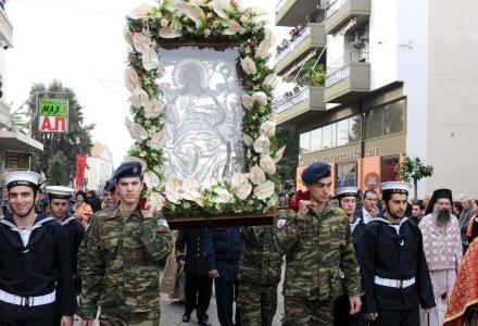 Τα γιορτινά της φοράει σήμερα η Πάτρα