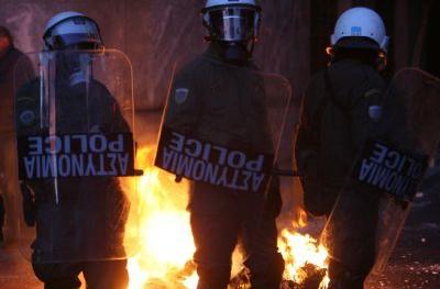 Οι χούλιγκαν τον αφήνουν πάλι μόνο!