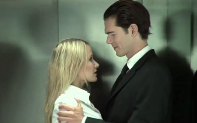 Εγκλωβισμένος στο ασανσέρ με μία γυναίκα έτοιμη για όλα
