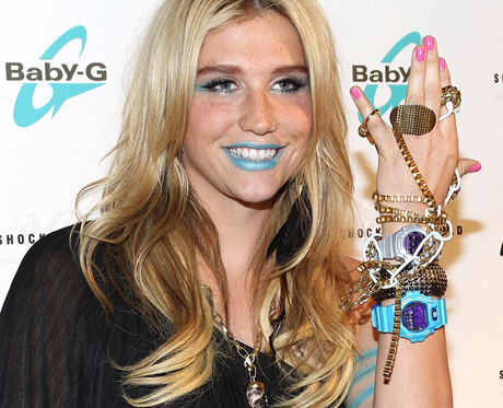 Δεν αποχωρίζεται η Kesha το μπλε κραγιόν!
