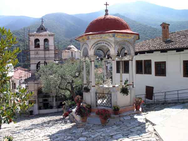Σώθηκαν ιερά κειμήλια από το φλεγόμενο μοναστήρι