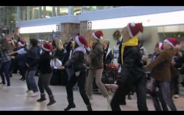 Τραγούδι και χορός στο αεροδρόμιο του Βανκούβερ