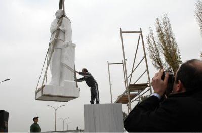 Τοποθετήθηκε ο ανδριάντας του Καραμανλή