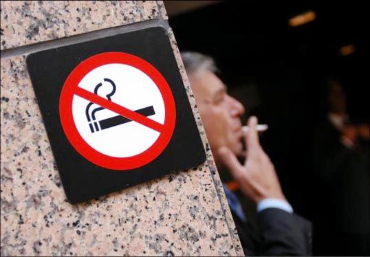 Αντικαπνιστικός νόμος: Βγαίνουν για τσιγάρο και γίνονται&#8230; καπνός
