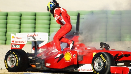Στις φλόγες η Ferrari του Μάσα!