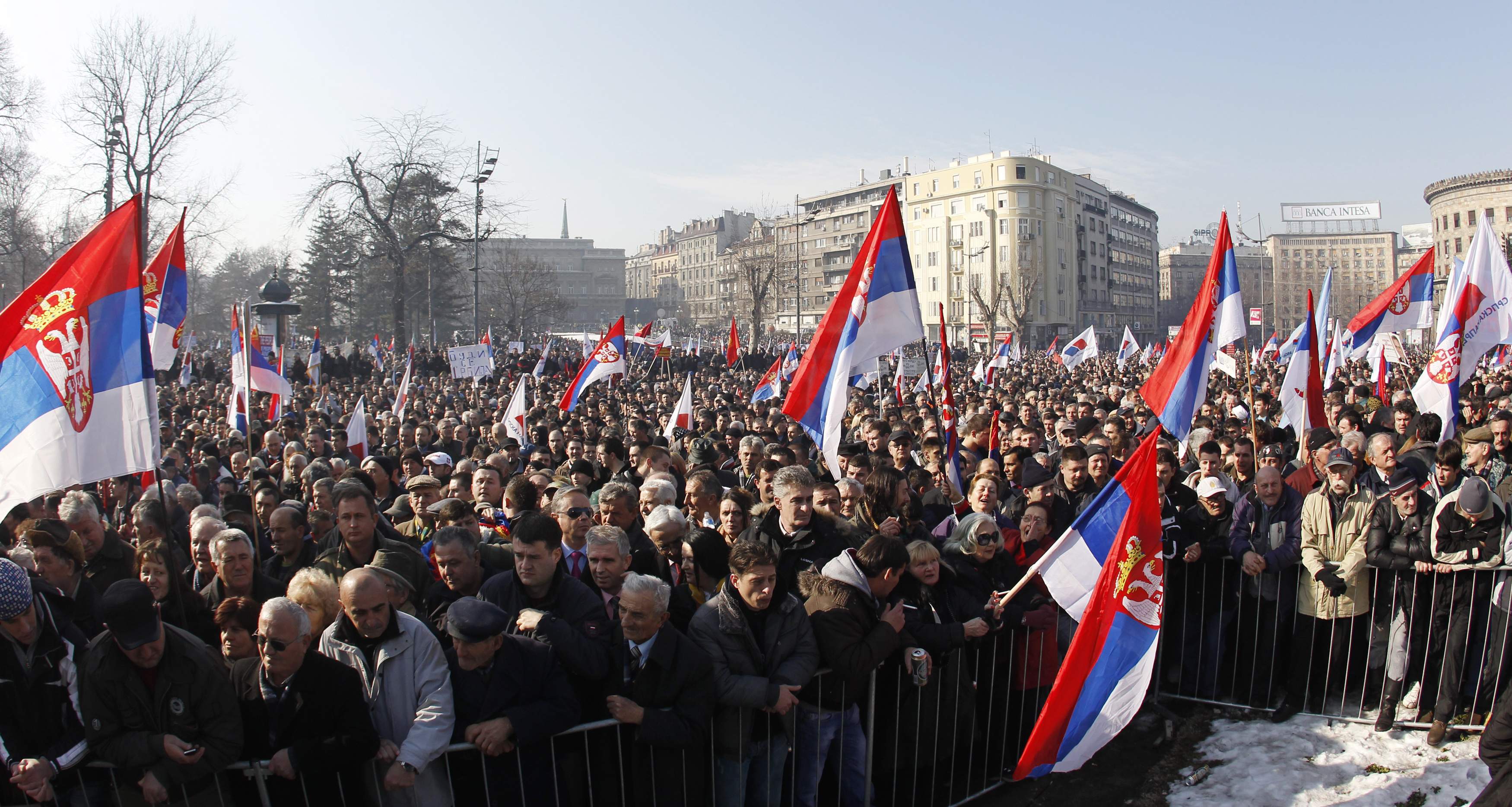 Καθοδική πορεία η στήριξη των Σέρβων για την ένταξη στην ΕΕ